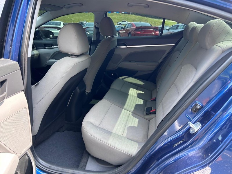 Hyundai Elantra Vehicle Image 07