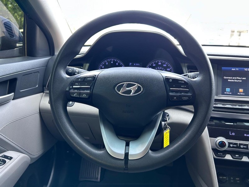Hyundai Elantra Vehicle Image 09