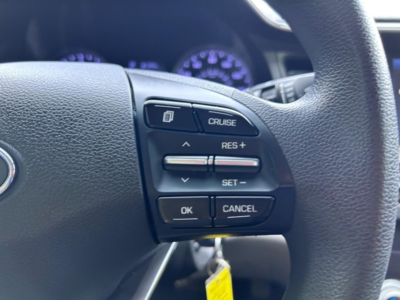 Hyundai Elantra Vehicle Image 11