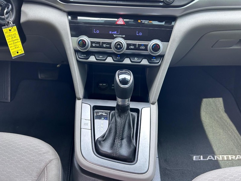 Hyundai Elantra Vehicle Image 14