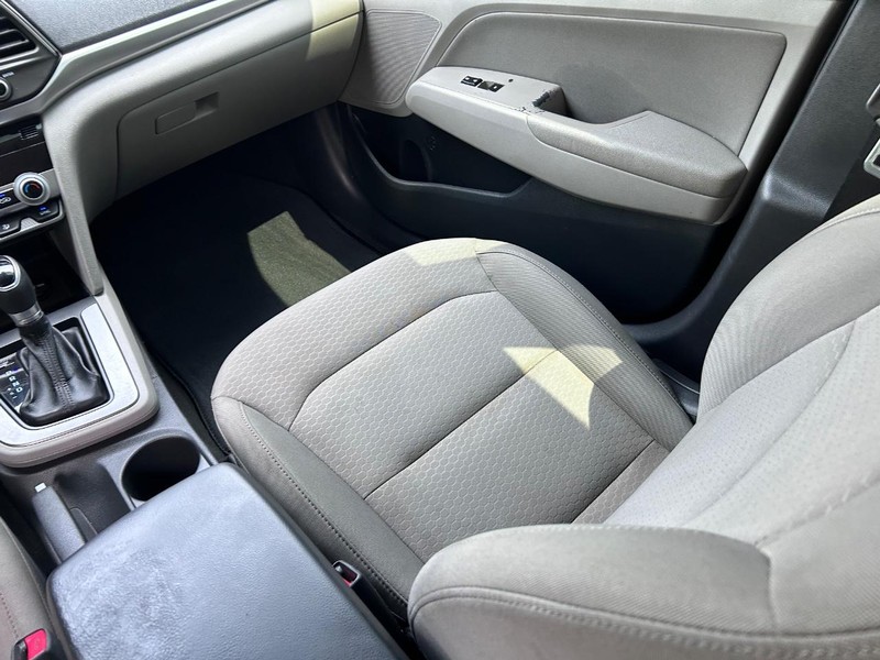 Hyundai Elantra Vehicle Image 15