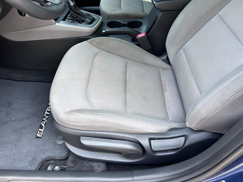 Hyundai Elantra Vehicle Image 17