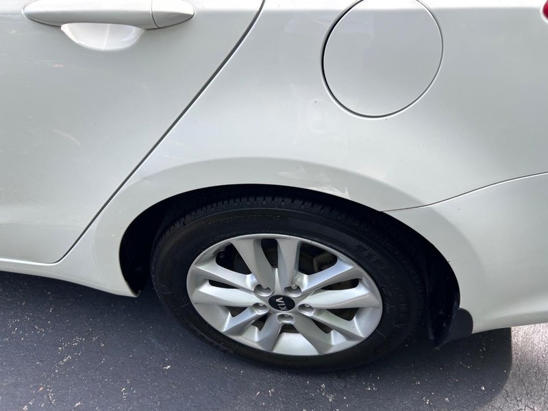 Kia Forte Vehicle Image 05