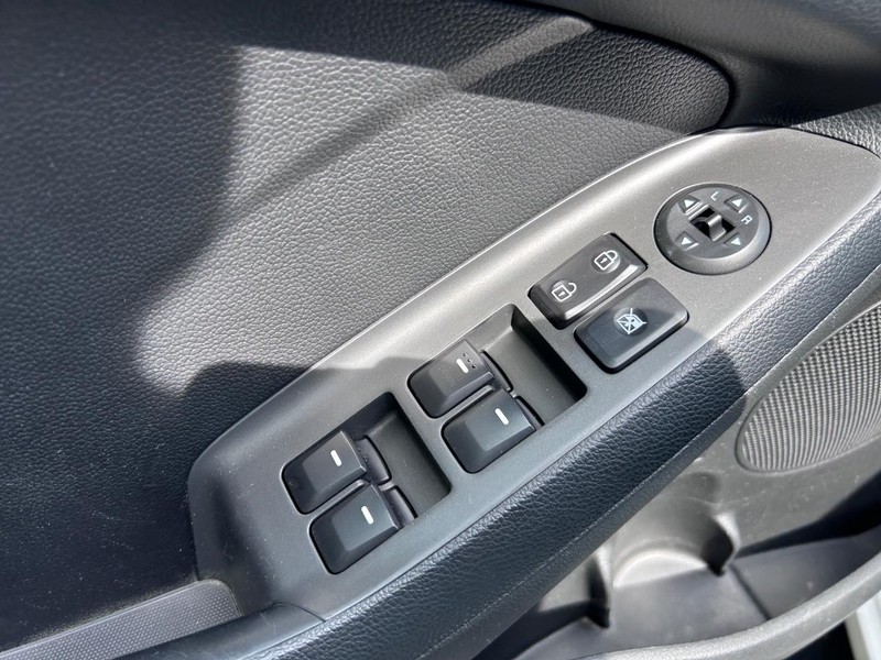 Kia Forte Vehicle Image 16