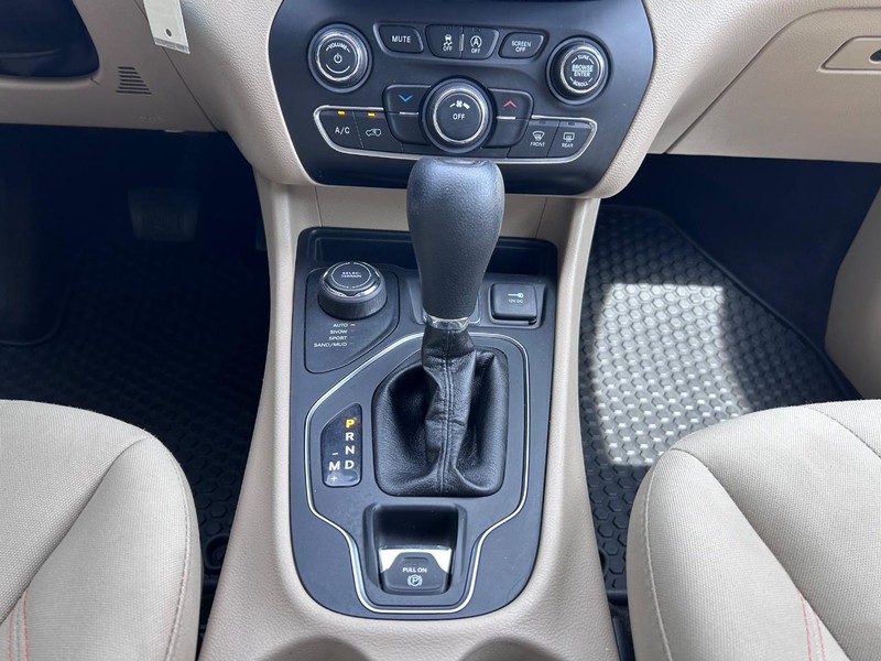 Jeep Cherokee Vehicle Image 14