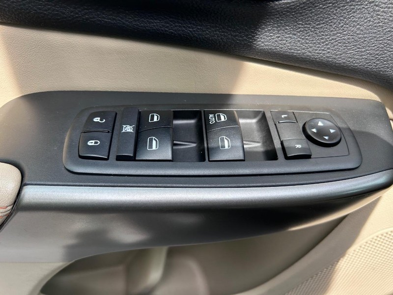 Jeep Cherokee Vehicle Image 16