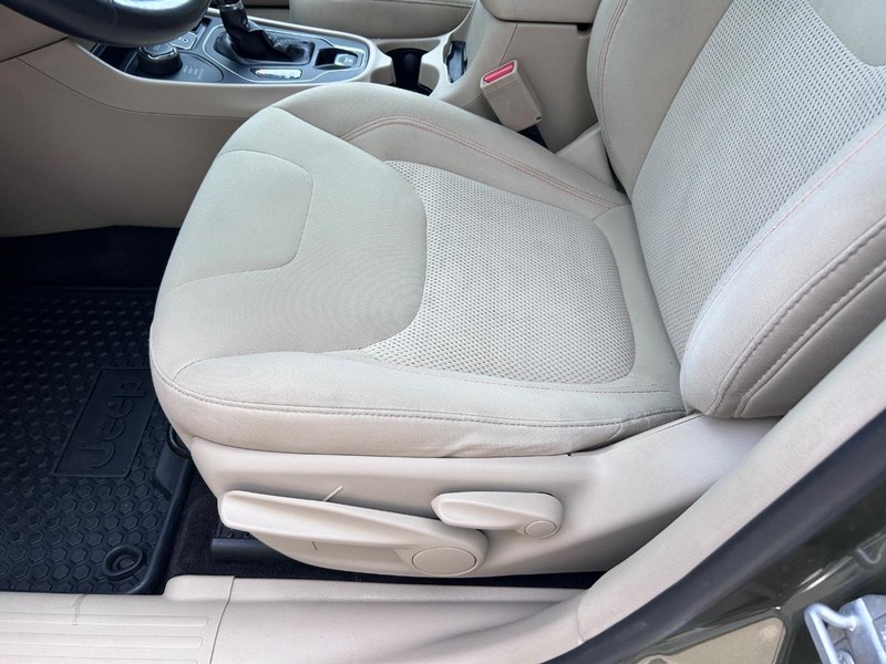 Jeep Cherokee Vehicle Image 17