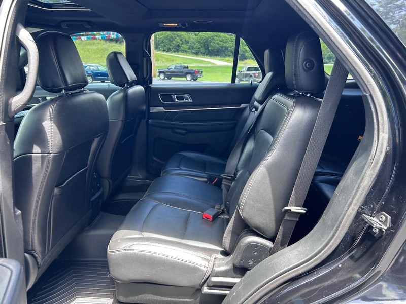Ford Explorer Vehicle Image 09