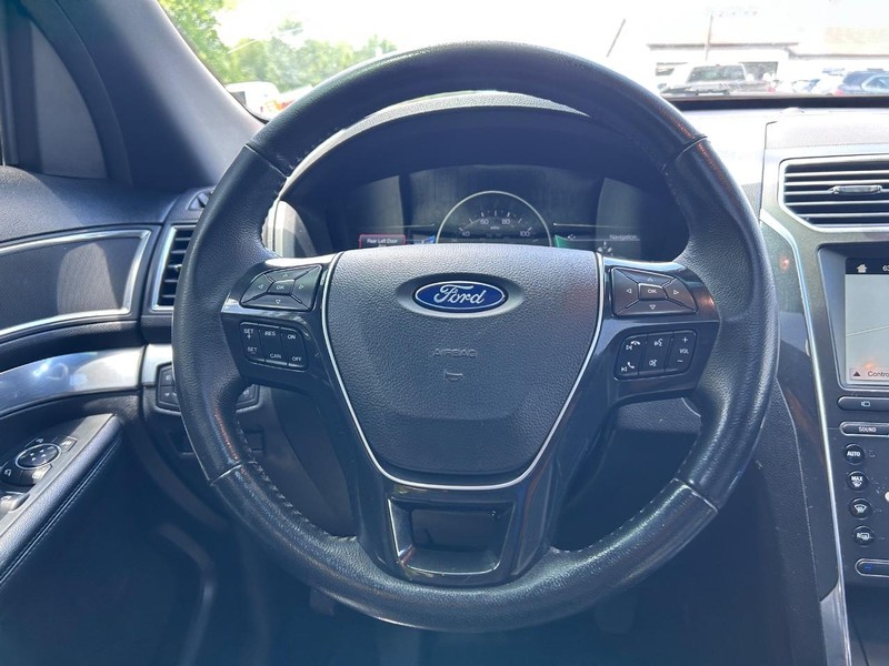 Ford Explorer Vehicle Image 13