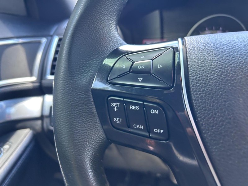 Ford Explorer Vehicle Image 14