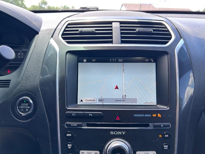 Ford Explorer Vehicle Image 16