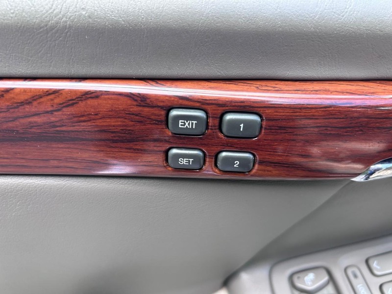 Cadillac DeVille Vehicle Image 16