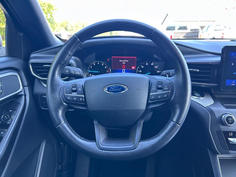 Ford Explorer Vehicle Image 12