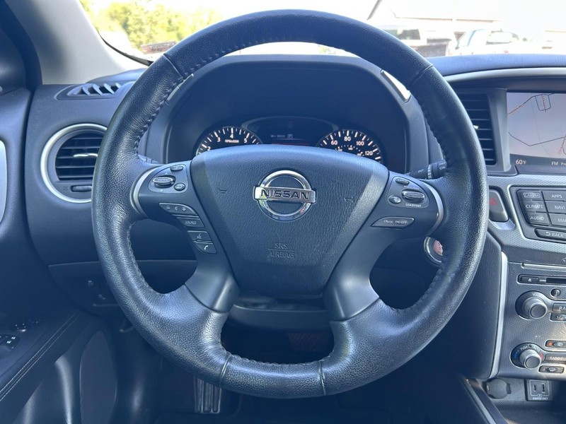 Nissan Pathfinder Vehicle Image 12