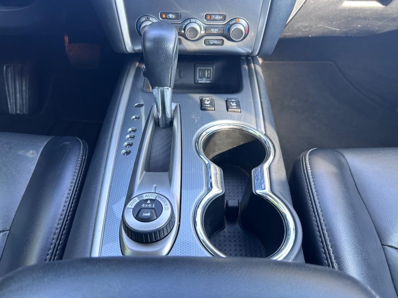 Nissan Pathfinder Vehicle Image 17