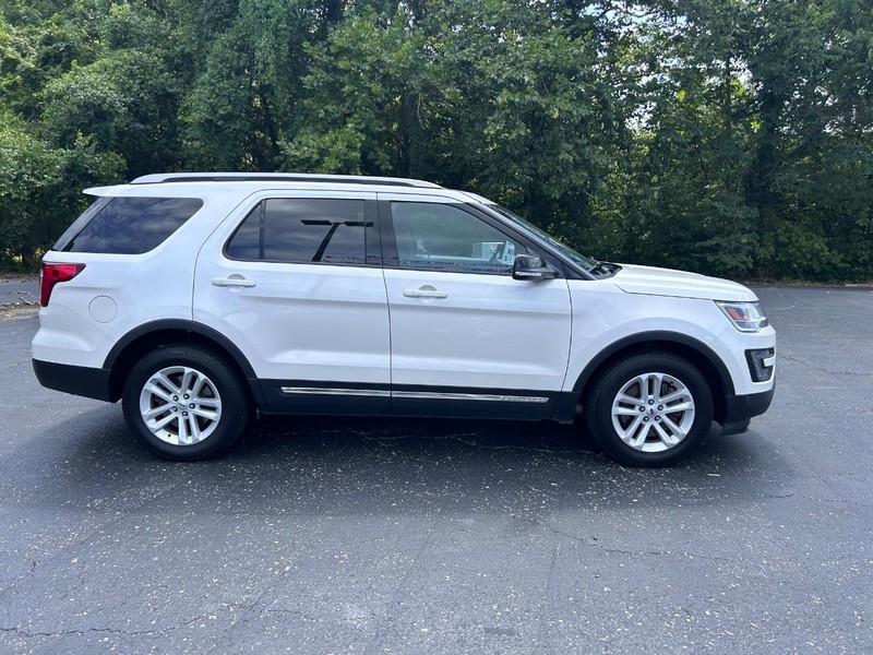 Ford Explorer Vehicle Image 02