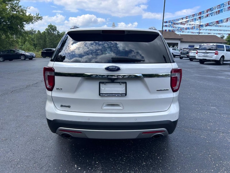 Ford Explorer Vehicle Image 04