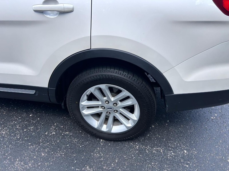Ford Explorer Vehicle Image 07
