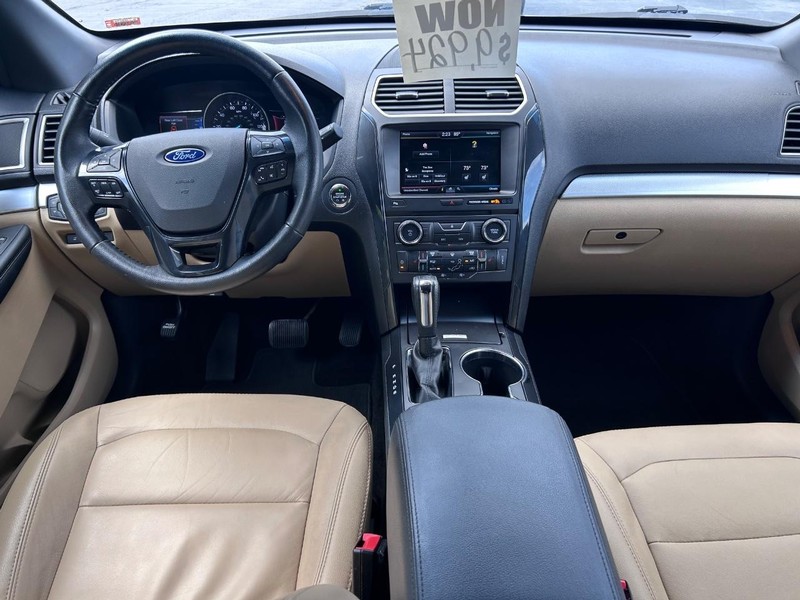 Ford Explorer Vehicle Image 11