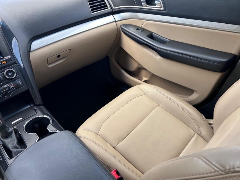 Ford Explorer Vehicle Image 18
