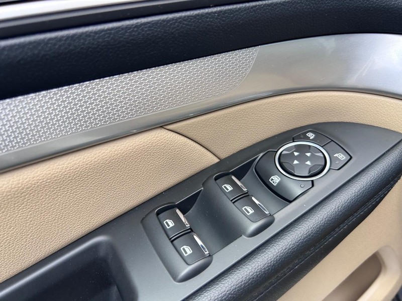 Ford Explorer Vehicle Image 19