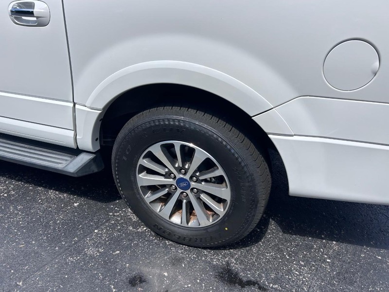 Ford Expedition EL Vehicle Image 06