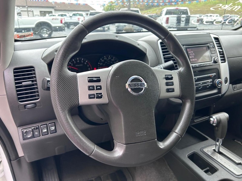 Nissan Frontier Vehicle Image 09