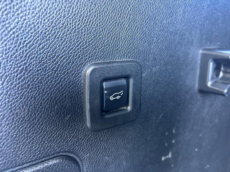 Ford Expedition EL Vehicle Image 06