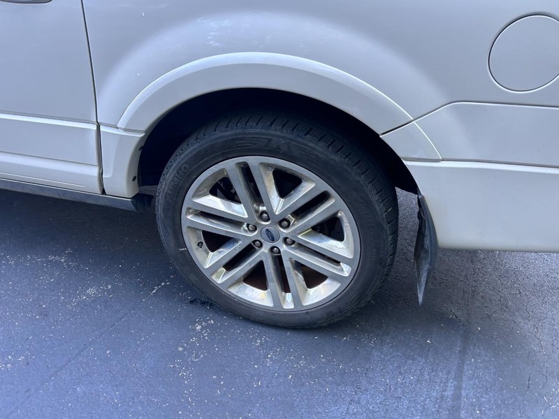 Ford Expedition EL Vehicle Image 07