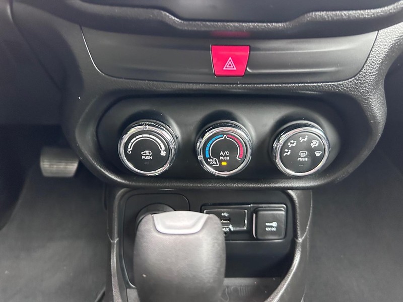 Jeep Renegade Vehicle Image 10