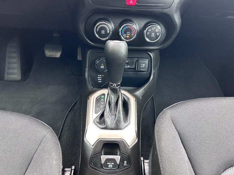 Jeep Renegade Vehicle Image 11