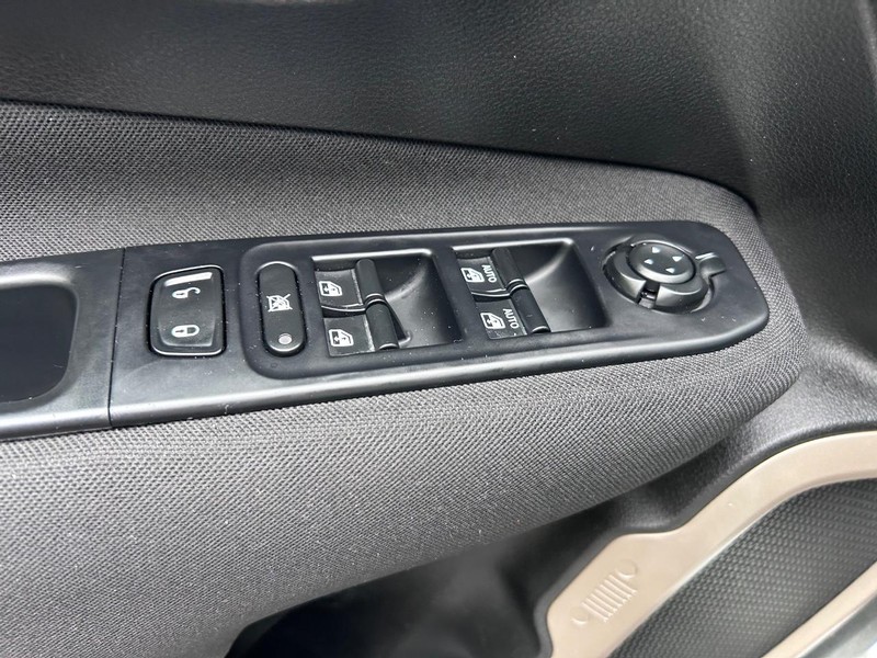 Jeep Renegade Vehicle Image 13