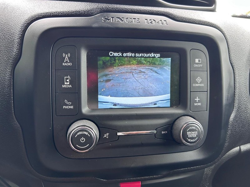 Jeep Renegade Vehicle Image 16