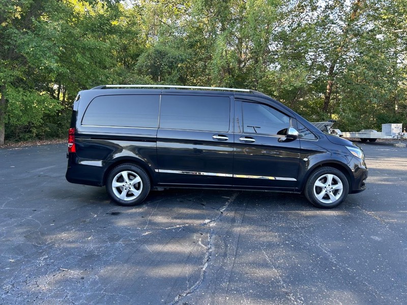 Mercedes-Benz Metris Passenger Van Vehicle Image 02