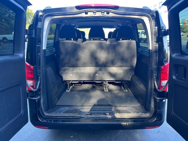 Mercedes-Benz Metris Passenger Van Vehicle Image 05