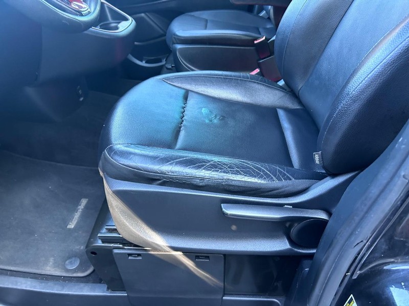 Mercedes-Benz Metris Passenger Van Vehicle Image 16