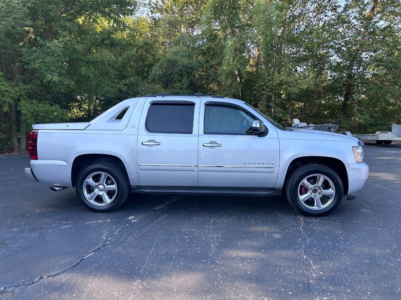 Chevrolet Avalanche Vehicle Image 02