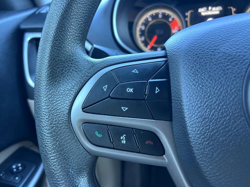 Jeep Cherokee Vehicle Image 10
