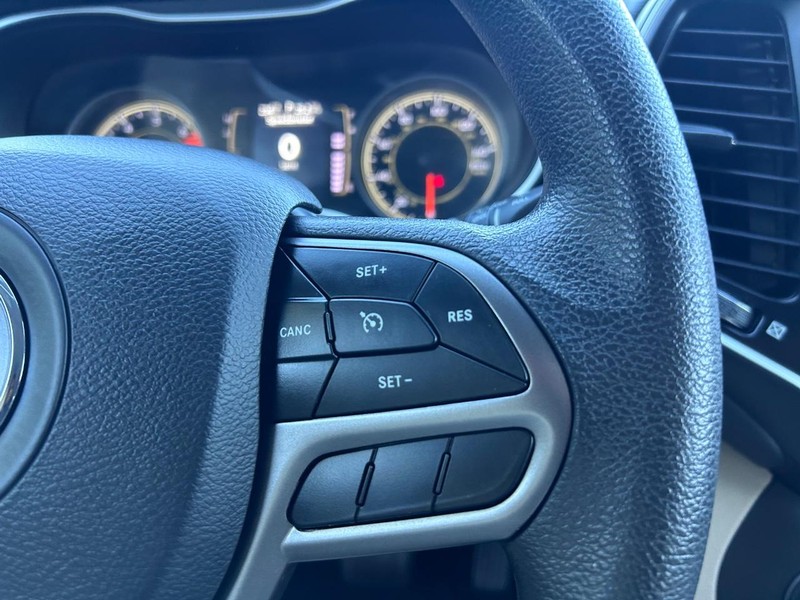 Jeep Cherokee Vehicle Image 11