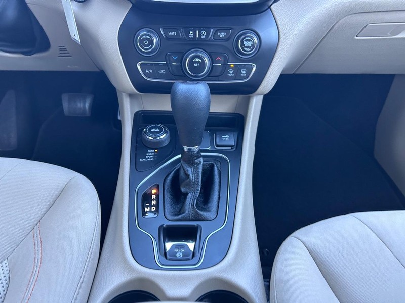 Jeep Cherokee Vehicle Image 14