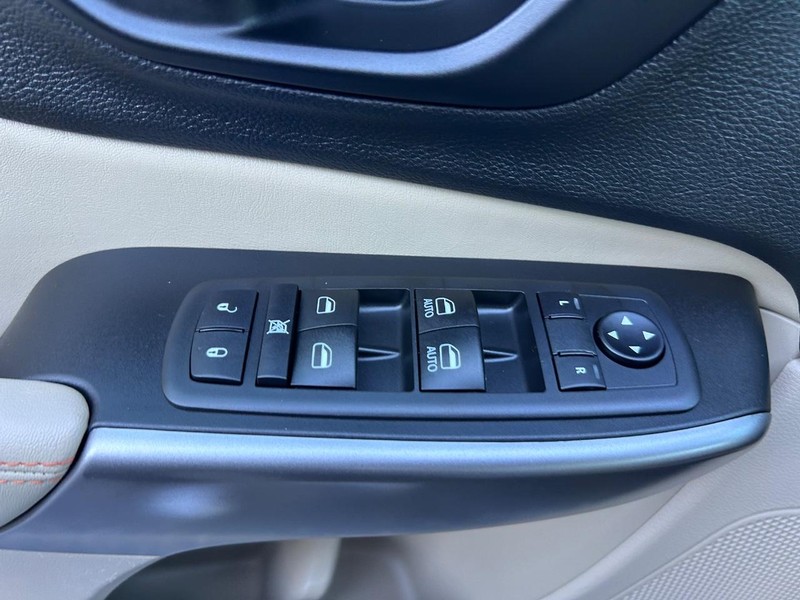 Jeep Cherokee Vehicle Image 16