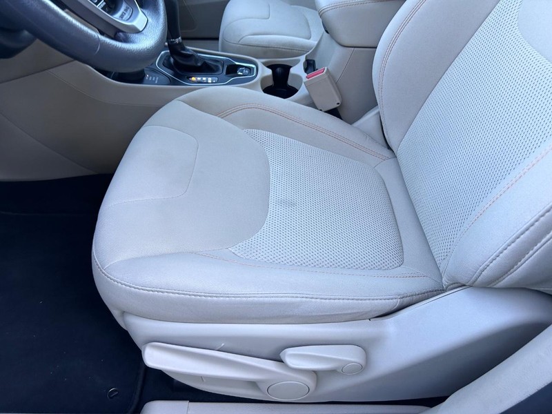 Jeep Cherokee Vehicle Image 17