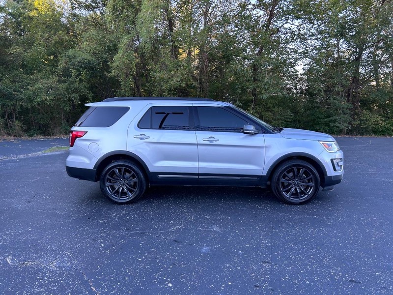 Ford Explorer Vehicle Image 02