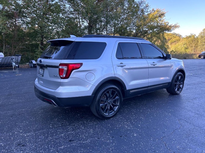 Ford Explorer Vehicle Image 03