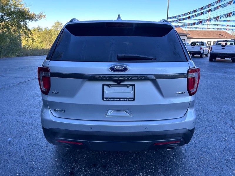 Ford Explorer Vehicle Image 04