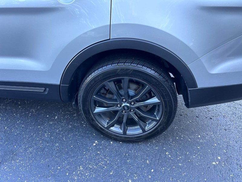 Ford Explorer Vehicle Image 07