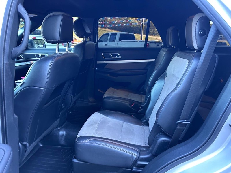 Ford Explorer Vehicle Image 09