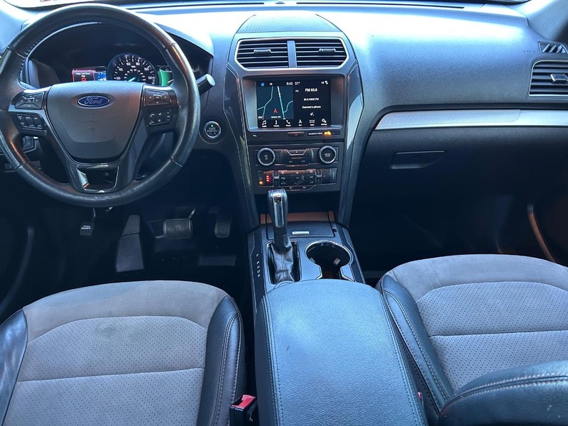 Ford Explorer Vehicle Image 11