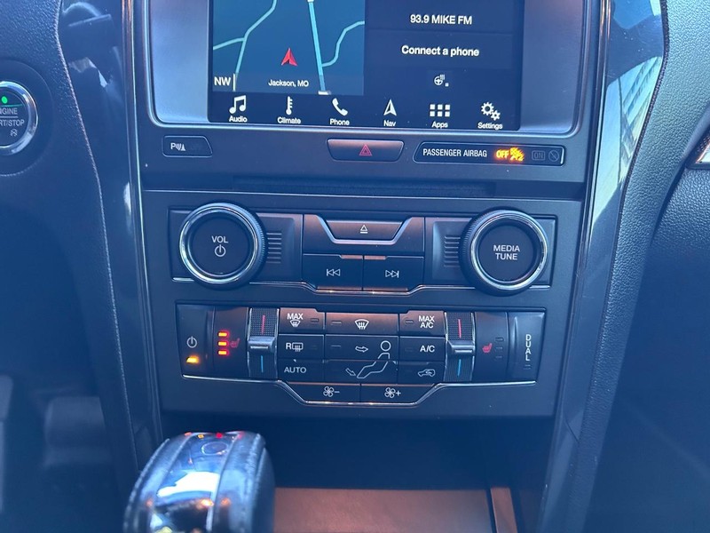 Ford Explorer Vehicle Image 16