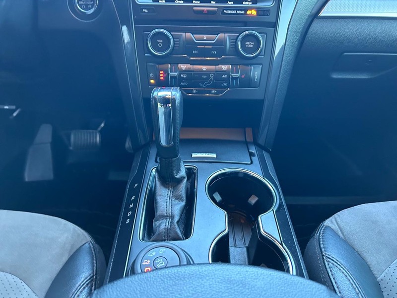 Ford Explorer Vehicle Image 17